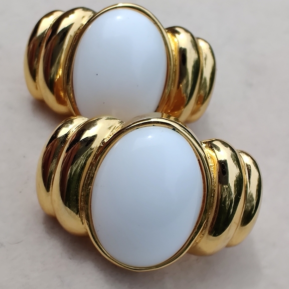 Vintage gold white milk glass earrings - Picture 1 of 3